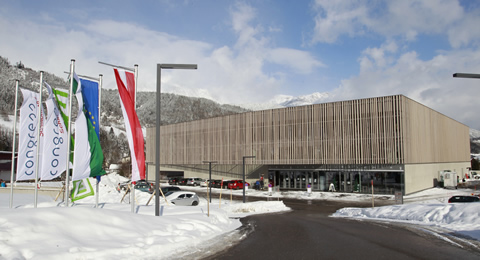 Ausztriában kicsit másképp mennek a dolgok, mint nálunk: a kitűzött 2013-as határidő előtt egy évvel elkészült és már nemzetközi rendezvényeket fogad Schladming új konferencia központja a Planai völgyállomás közelében.