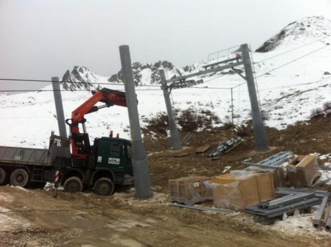 A lift összetört oszlopait és székeit is kicserélik A lift összetört oszlopait és székeit is kicserélik