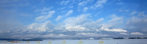 A Magas-Tátra csipkés hegyvonulata a D1-es autópálya felől