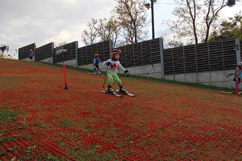 Műanyag sípálya a Bókay Kertben
