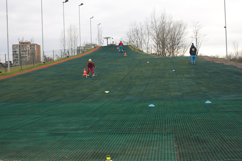 Műanyag borítású sípálya Újpesten