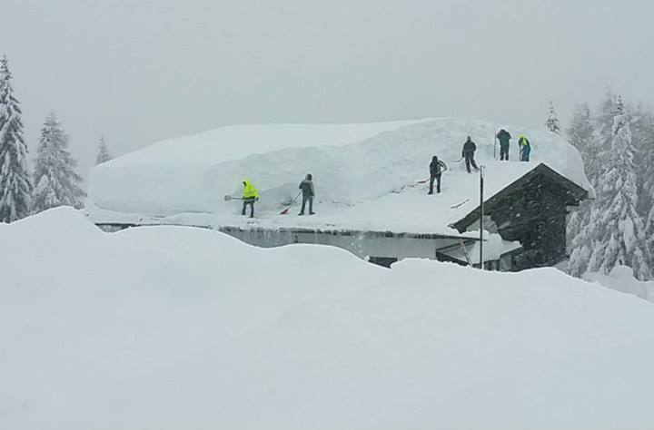 Bizony van mit lelapátolni a háztetőkről - a fotó 2014. február 5-én készült