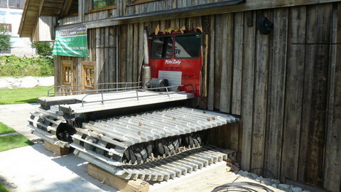 Ratrak a vendéglő falában