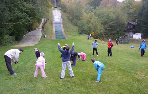 Bemelegítés a 2011-es októberi Síugró Magyar OB előtt Kőszegen(Fotó: www.siugraskoszeg.hu)