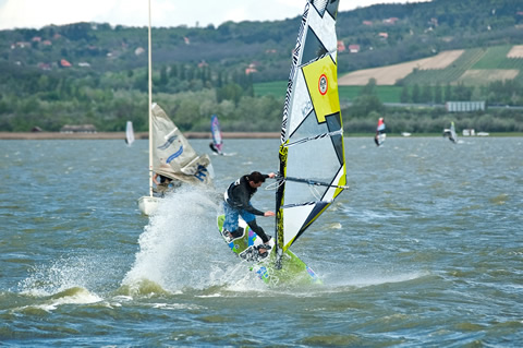 Ifj. Tóth Etre (Fanatic Skate 99 – North Sails Idol 5.9) – Air Jibe