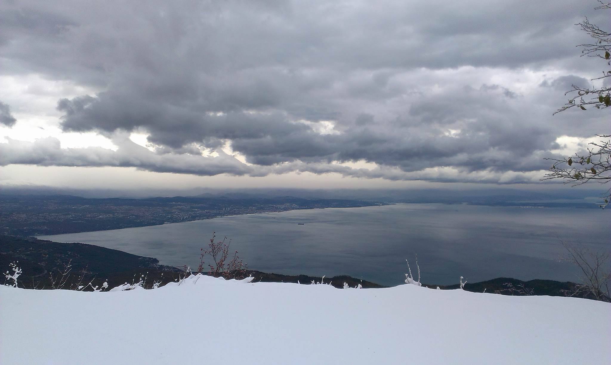 Ucka (Isztria), háttérben a Kvarneri-öböl