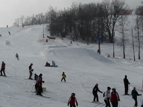 Épül az ugrató a Síparkban