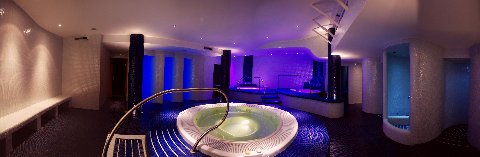 Kékre komponált jakuzzi terem a Hotel Bladenben