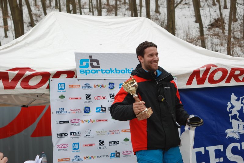 Az abszolút győztes: Bányai Zoltán a kupával és a Festina karórával