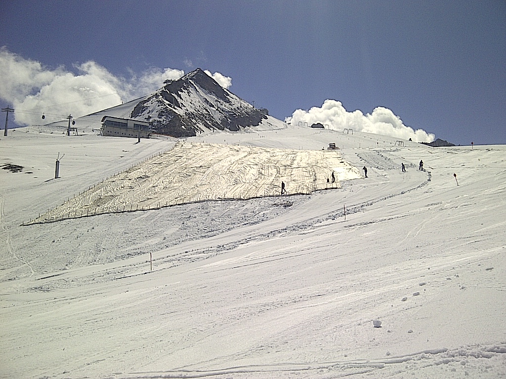 junius 17-en, vasarnap elkezdtek letakarni a havat Hintertuxon