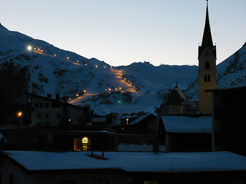 A pályával a háttérben.