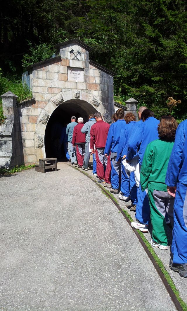 A fiúk (lányok) a bányában dolgoznak