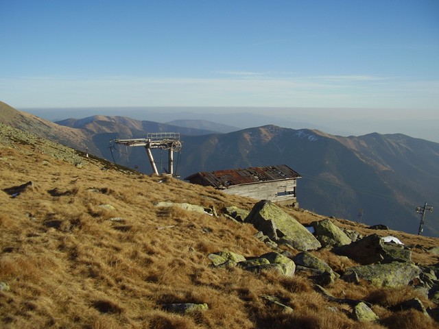 Lerongyolódott bódé a tetőn