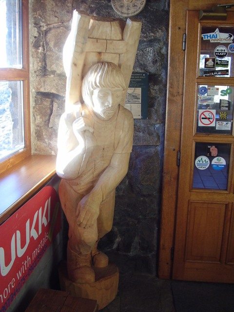 Kemény legény meredten