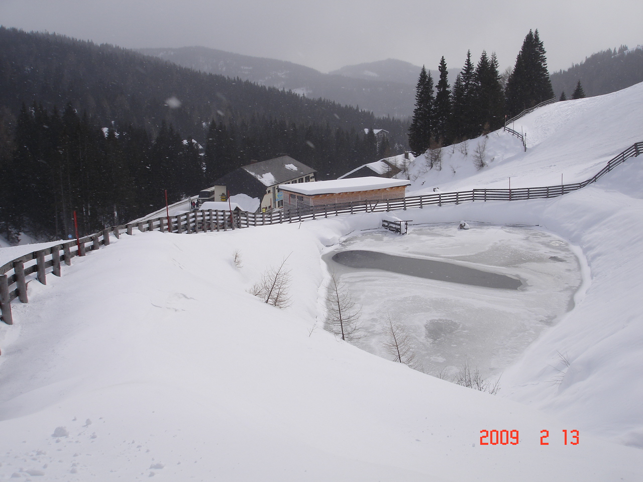 Van egy kis tó a ház felett...