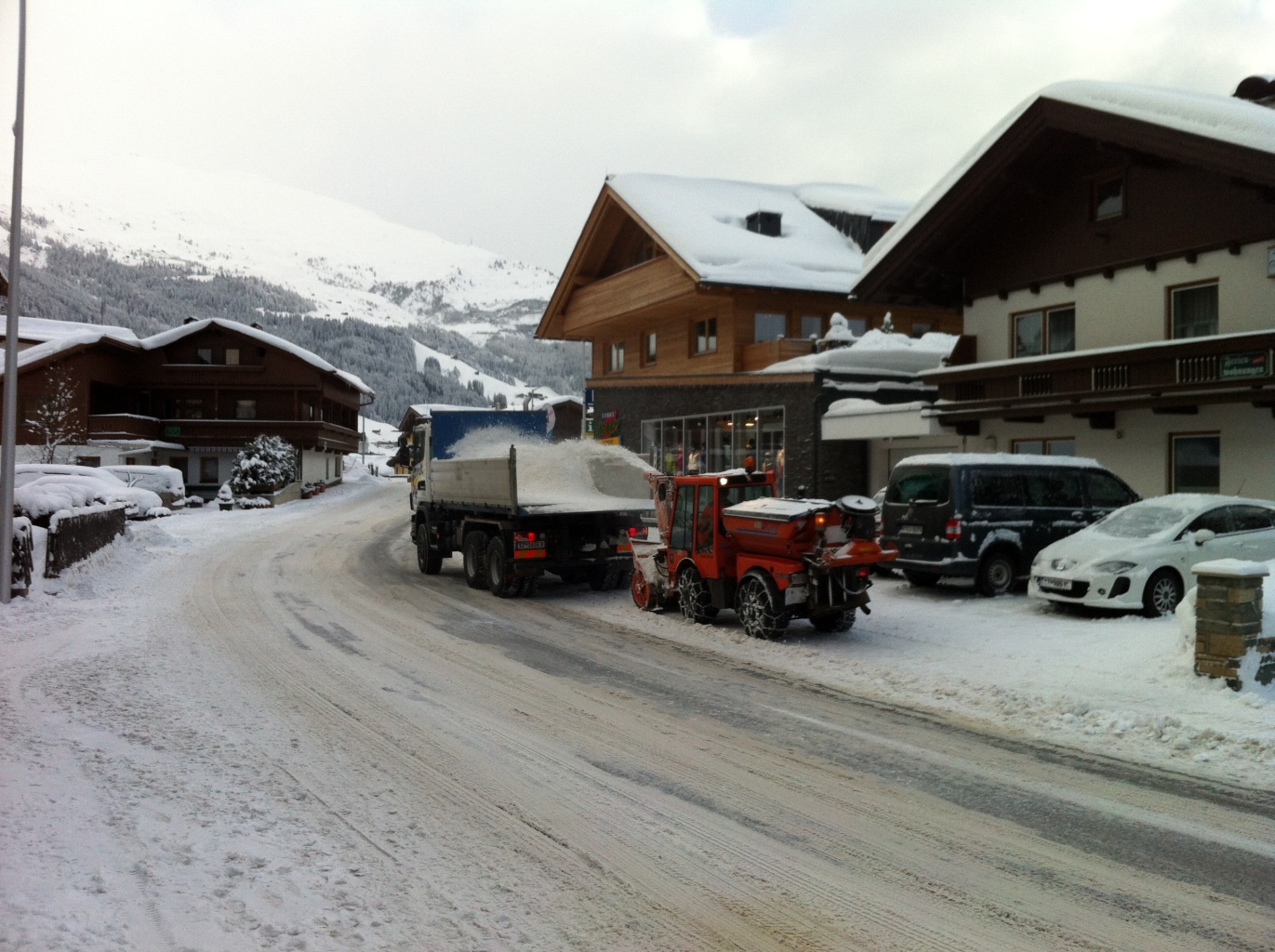 túl sok a hó, viszik a patakmederbe borítani