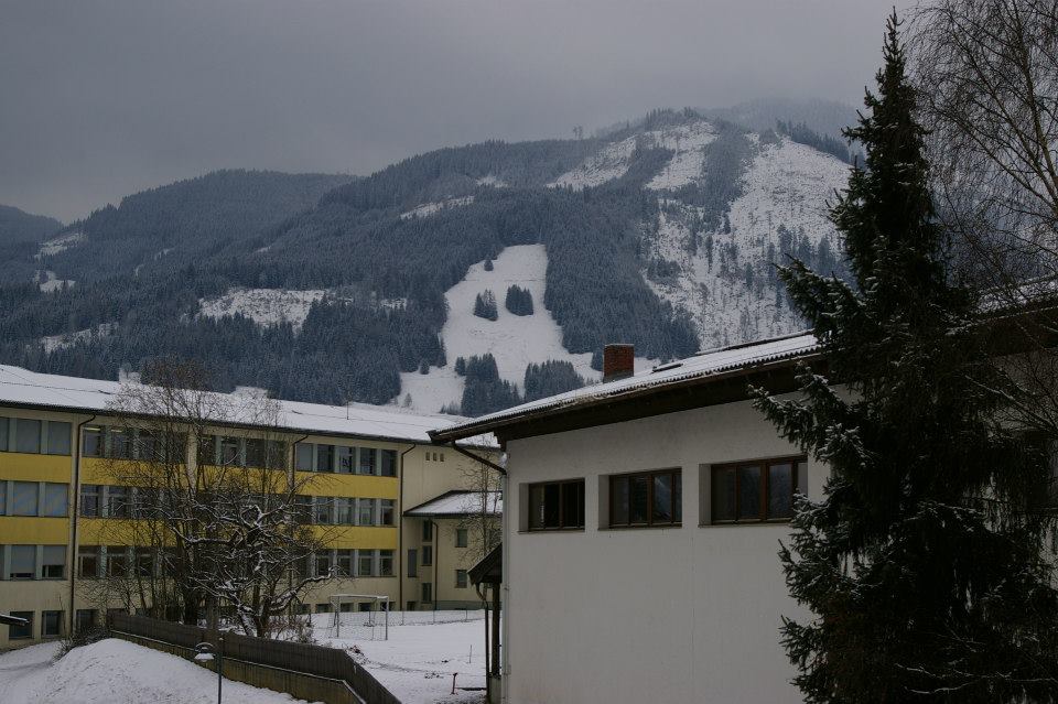 Háttérben a sípálya