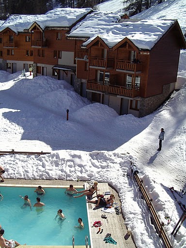 pályaszállás, medence, napfény, mi kell még?