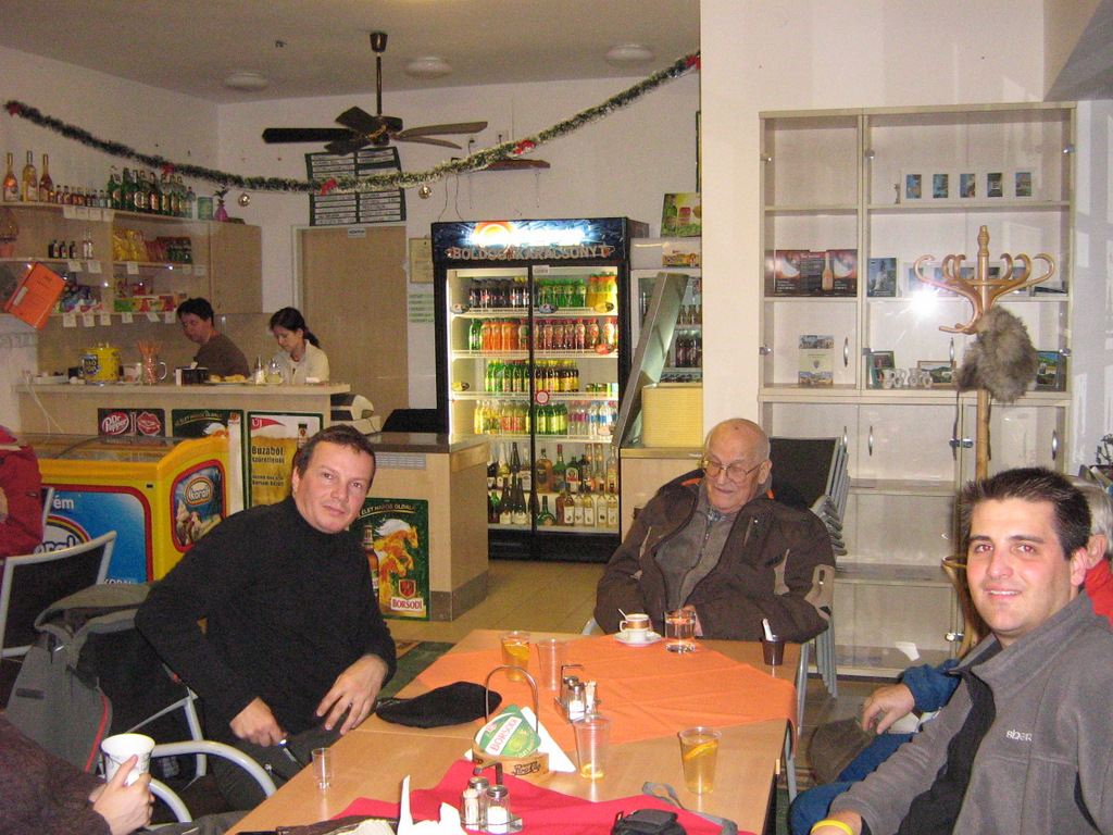 a büfében Nándi bácsi régi történeteket mesél