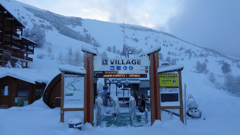 Első nap reggelén friss porhóra ébredtünk