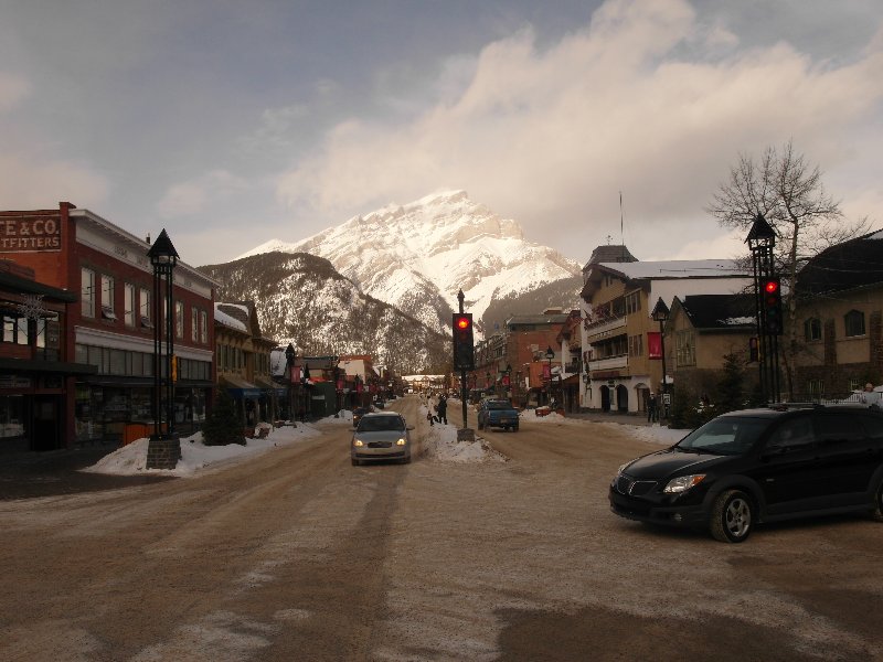 Banff főutcája szerény háttérrel