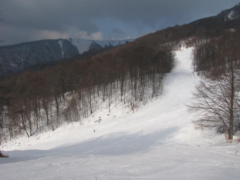 Legalsó pályaszakasz teteje (balra lefelé) + szemben a középső "füvespálya"