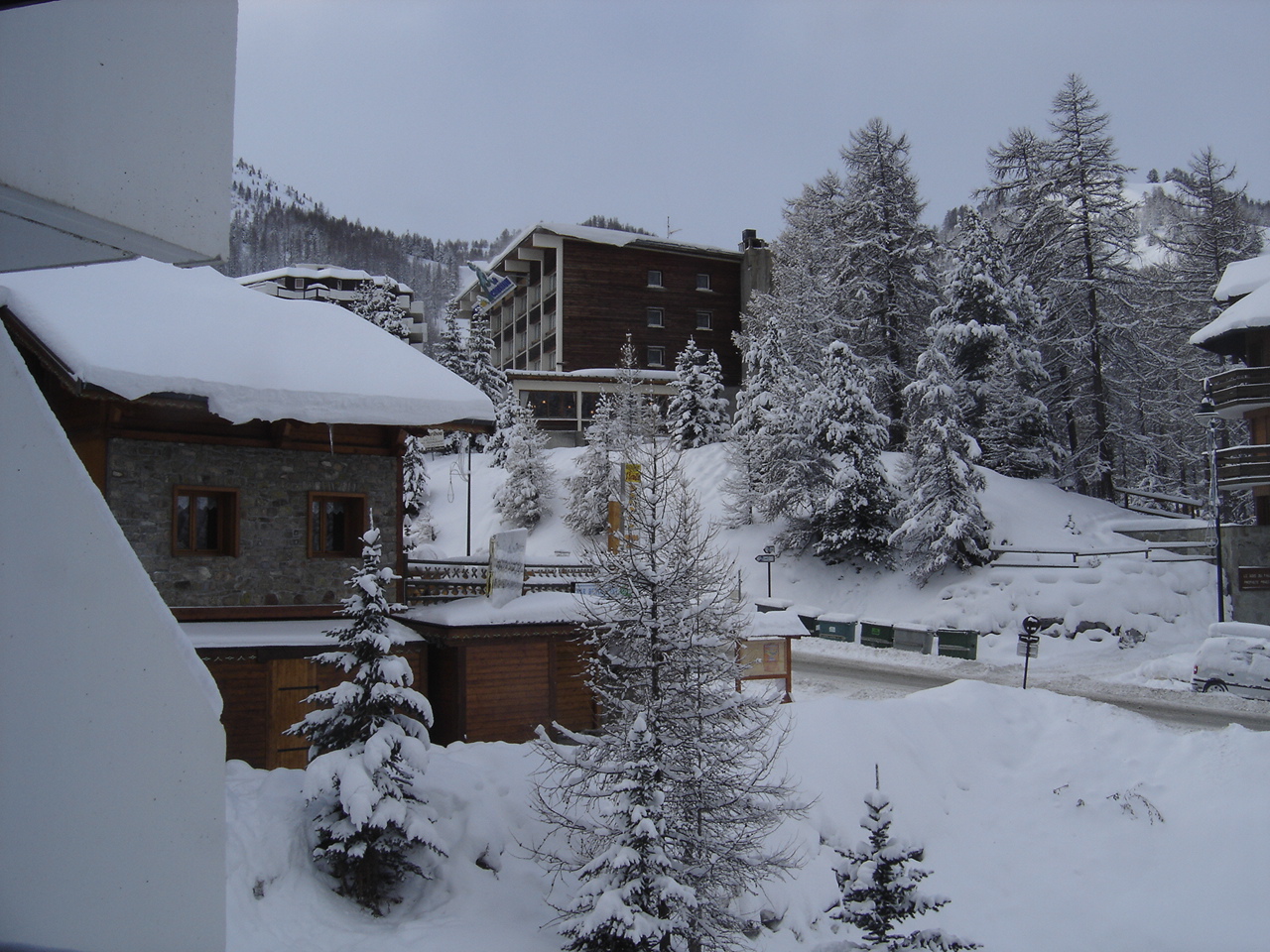 Vars utcakép havazás után, újév napján