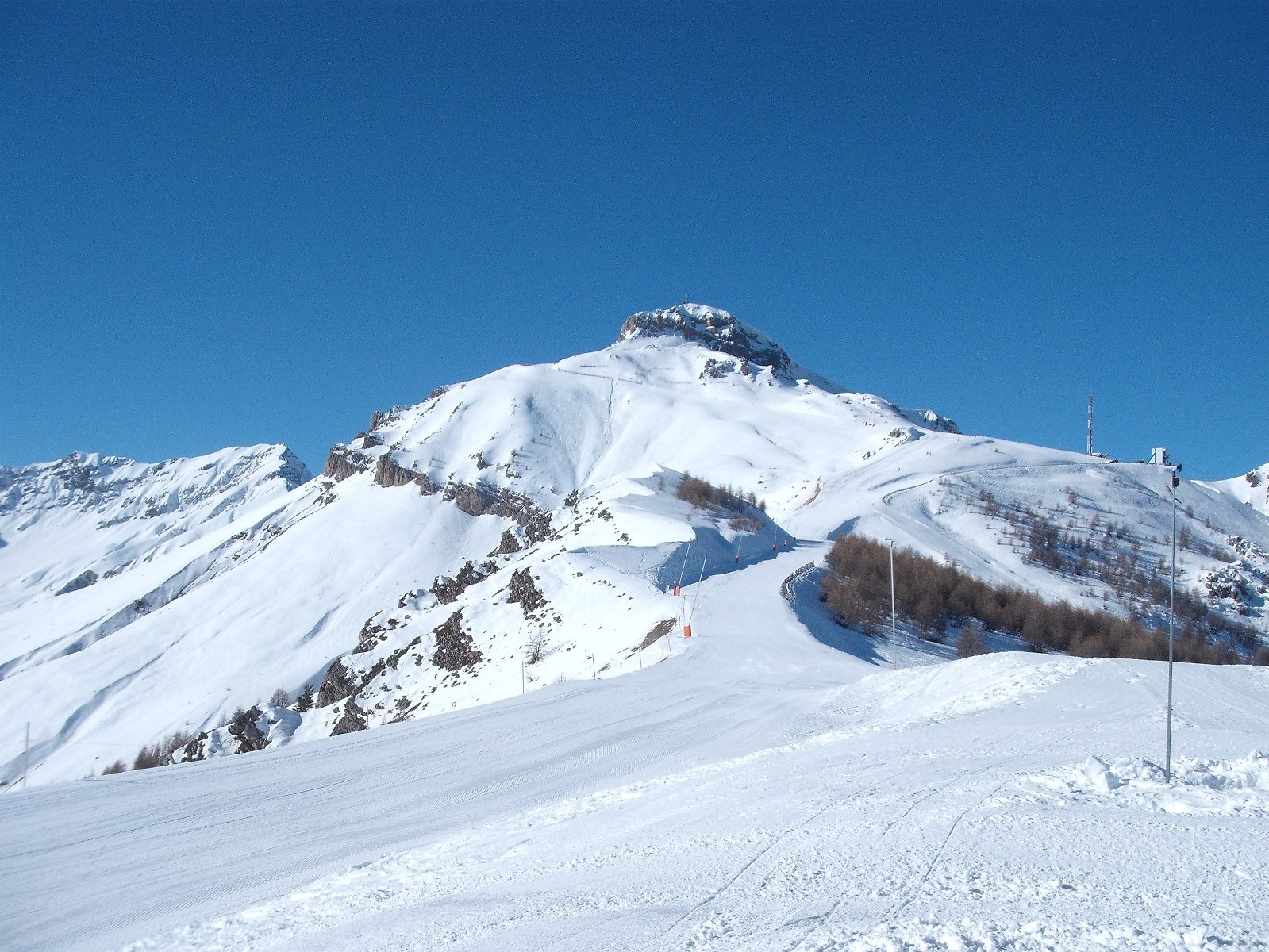 A csúcsról levezető pálya Auronban
