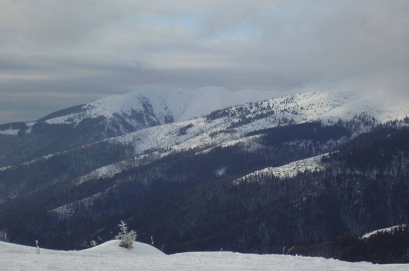 a hegytető előtt kitáruló panoráma, már ami látható belőle