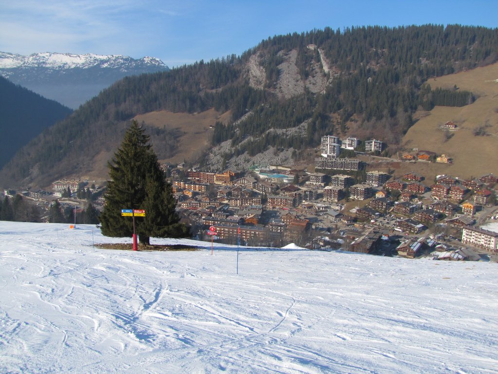 La Clusaz, háttérben az uszoda