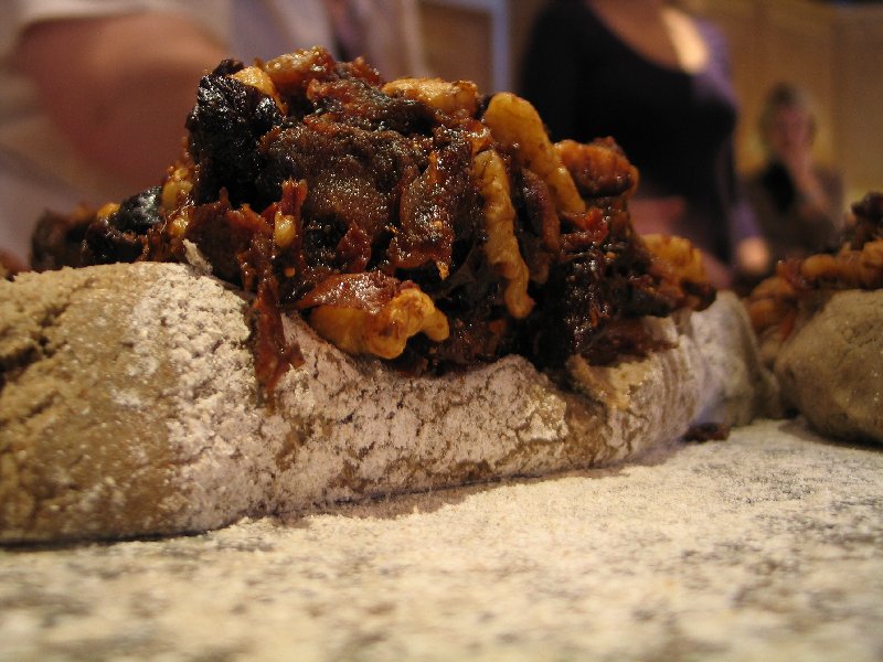 Készül a gyümölcskenyér