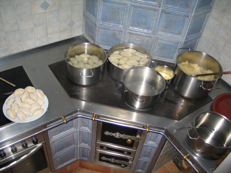 Készülnek a gombócok