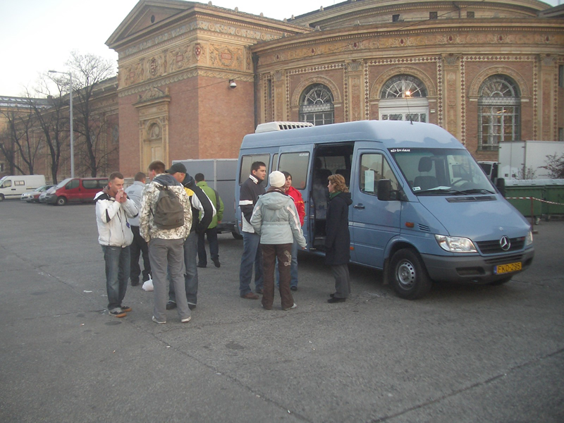 Indulás a Felvonulási térről