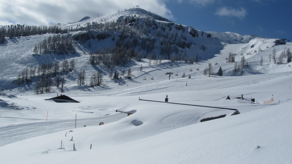 Április 12. Steinplattén - házak a hó alatt - Fotó: AF