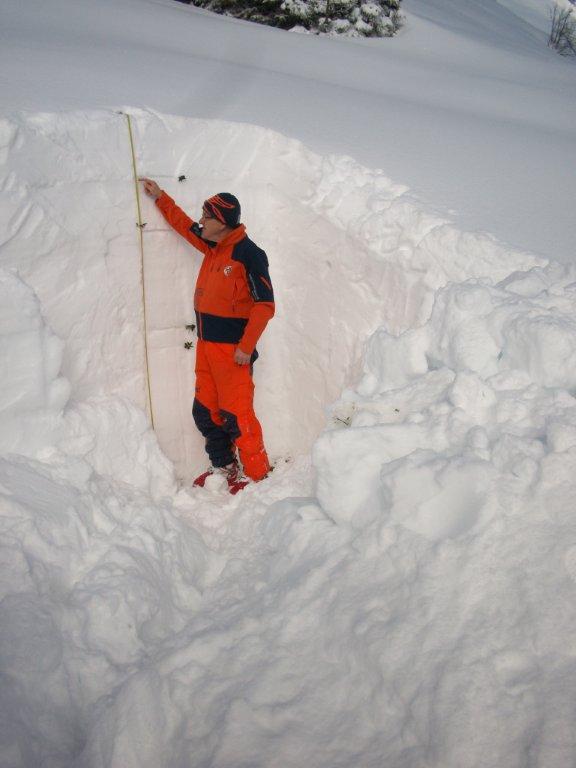 Wagrain, a helyi hegyimentő mutatja a hóvastagságot - Fotó: Wagrainer Bergbahnen