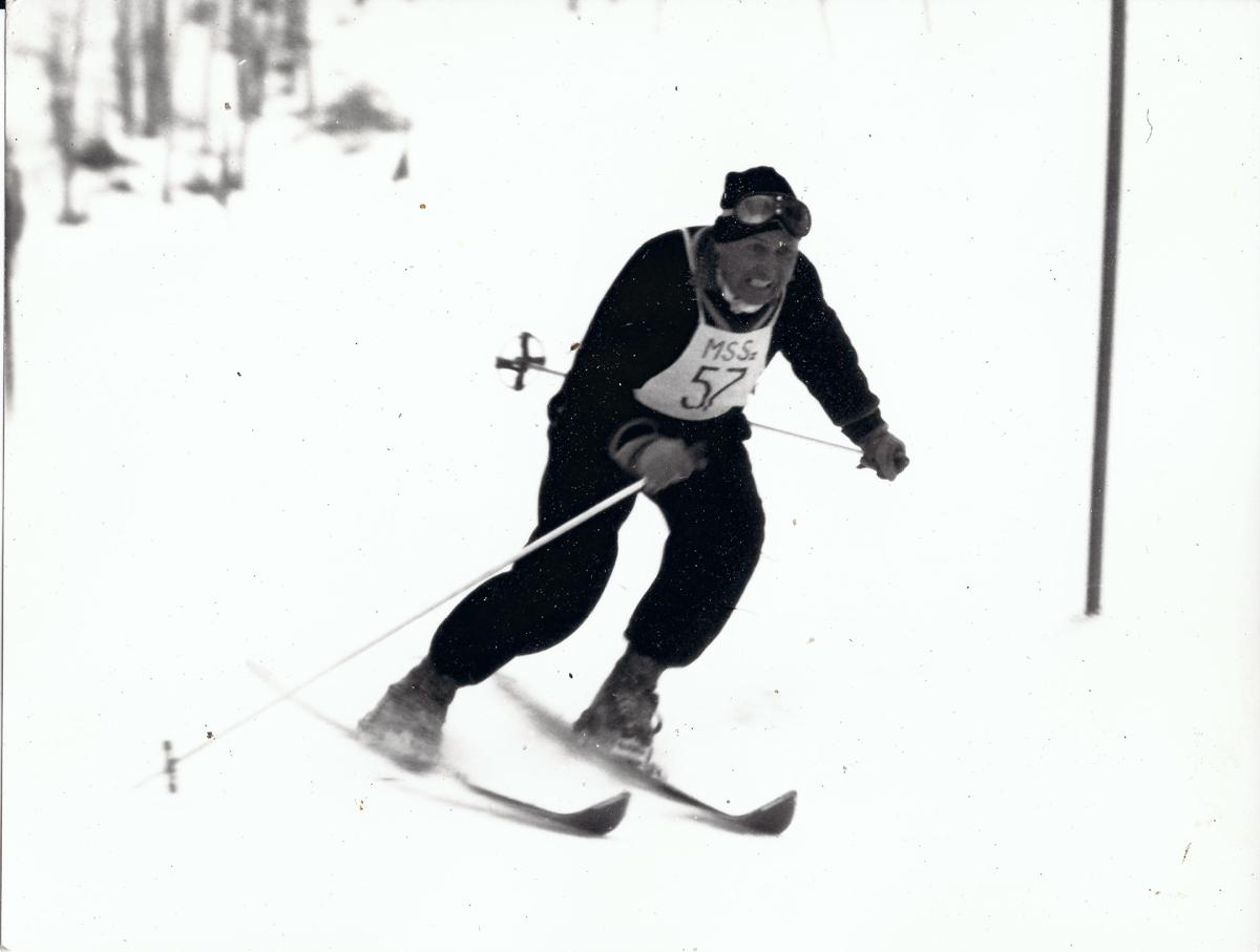 Molitor doktor arcán látszik, hogy ezek a lécek még nem maguktól síeltek, mint a maiak...