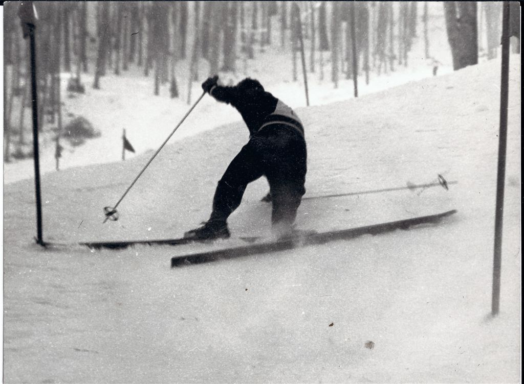 Máté Jamesz egy leszúrt Rittbergert mutat be a műlesiklásban