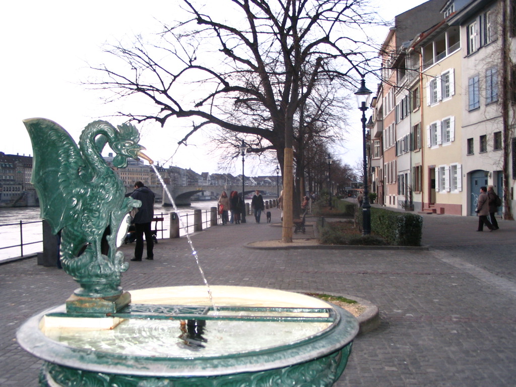 A városban sok helyen találunk kis kutakat, hangulatos vízköpőket