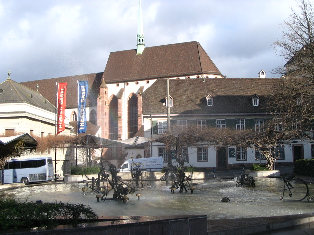 Tinguely szökűkút kompozíciója a Dóm téren