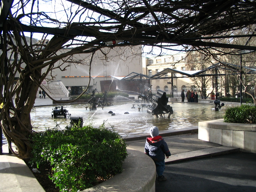 Jean Tingeuely eleven szökőkútja díszíti a dóm melletti teret, a fiatalok kedvenc találkozóhelyét Baselben