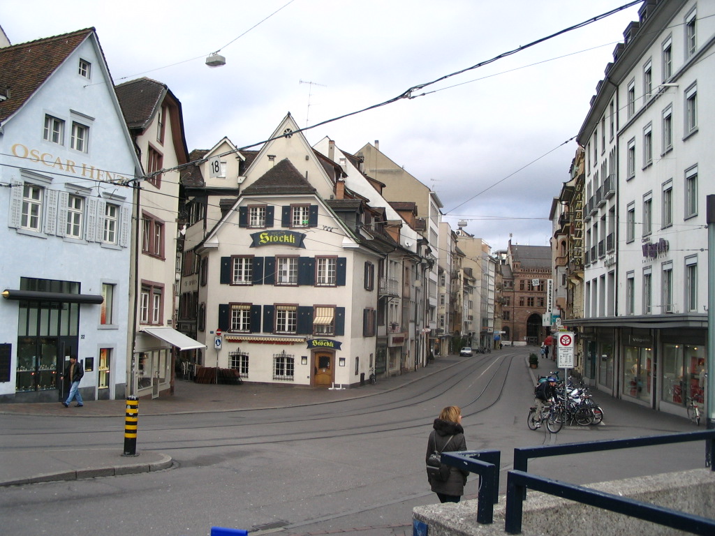 Jellegzetes belvárosi utca - parkoló autók helyett villamossinek