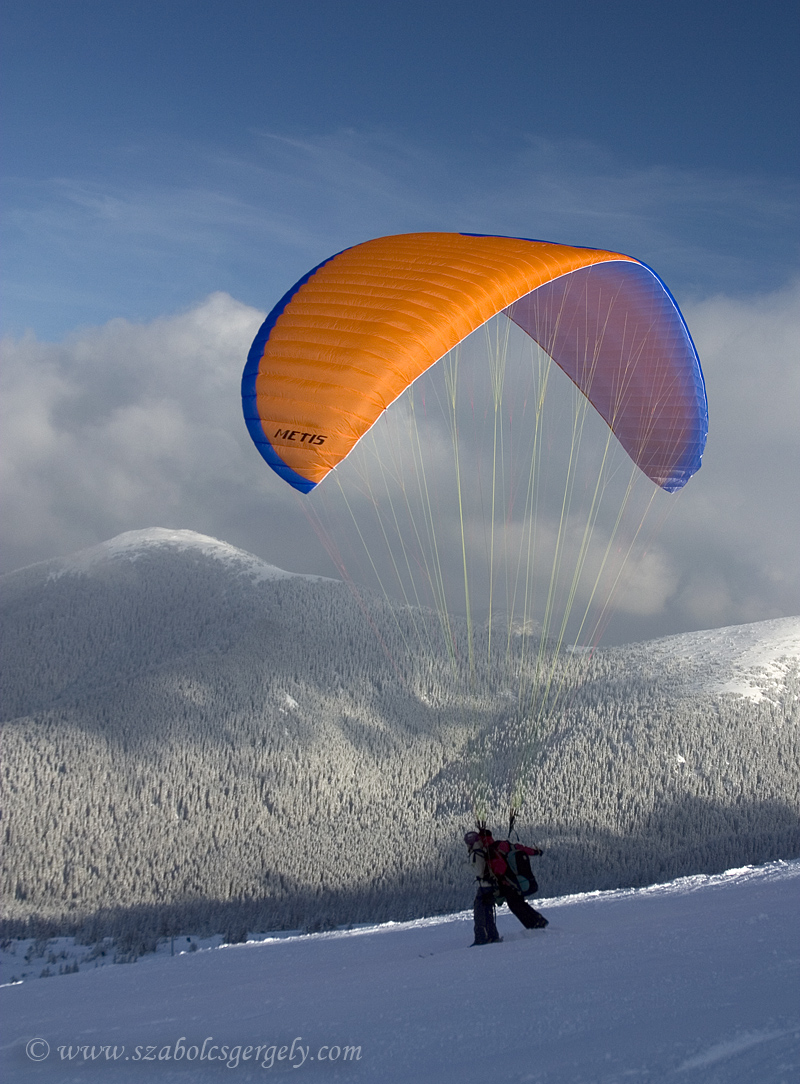Chopok (Jasna) síterepéről éppen felszálló sítalpas siklóernyős