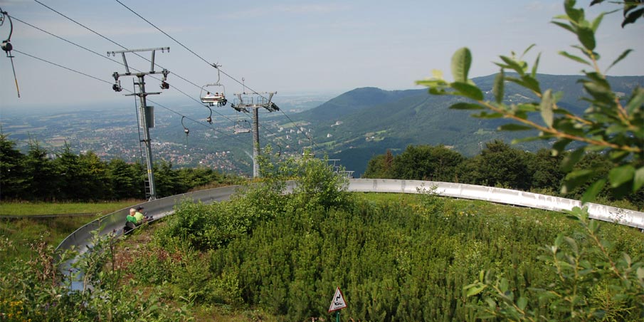 Közvetlenül a modern 4-üléses felvonó mellett van a bobpálya.