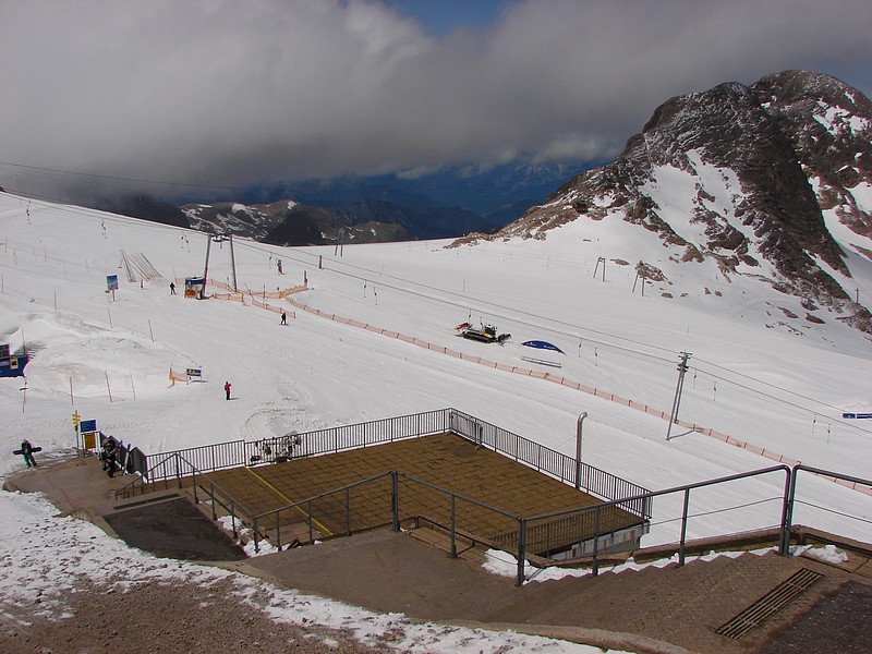 A Dachstein gleccser sípályája nyáron