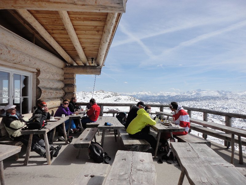 A Lodge turistaház terasza a Krippenstein csúcs közelében