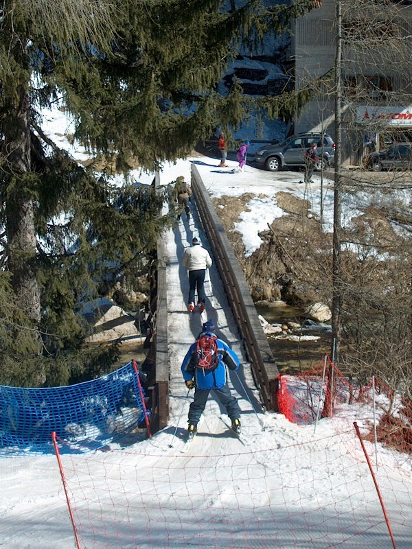 Cortina széléről induló kabinos liftnél