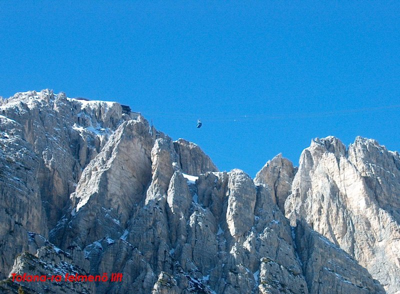 Cortinából a Tofana katlanba menő lift alsó szakasza