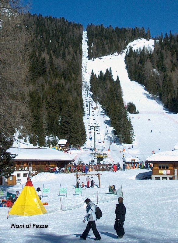 Pezze felvonó és mellette a príma piros pálya