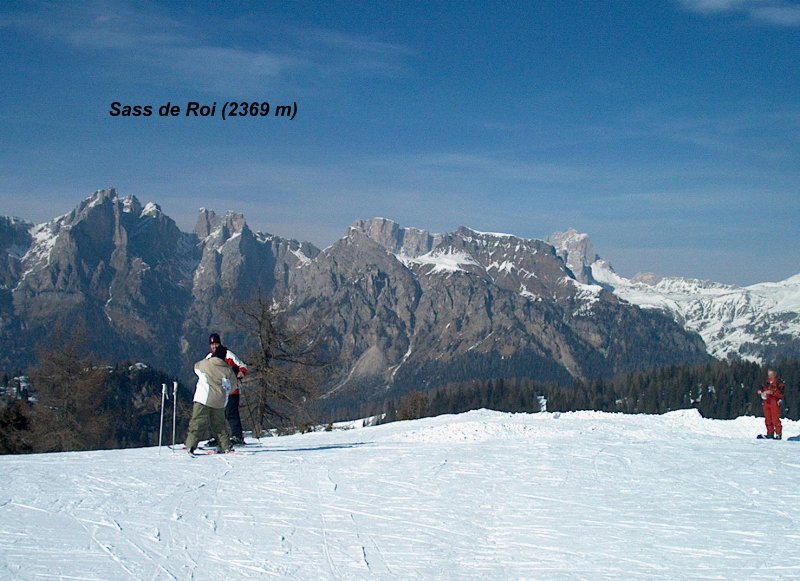 Jobbszélen a gerinc végében uticélunk az Averau kis piramisa és mögötte a Tofana tönbje