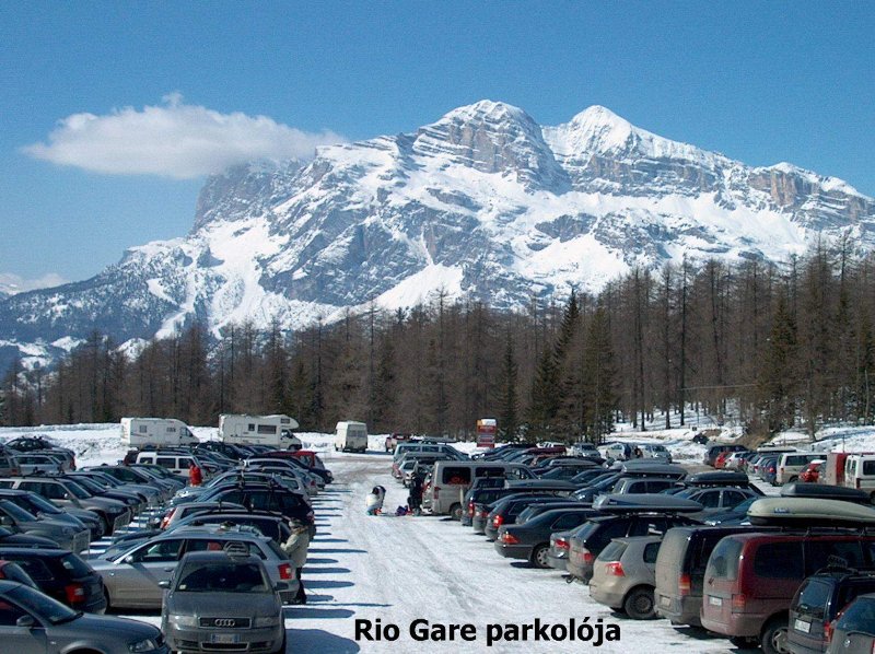 Mt.Cristallo alatt. Háttérben a Tofane csoportja